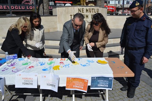 EDREMİT’TE “KADINLARLA YÜKSELEN TÜRKİYE” FARKINDALIK STANDI